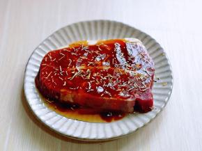 再撒上迷迭香，腌制20分钟。