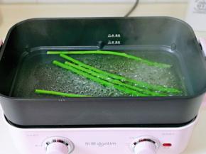 水开后下芦笋，保持大火再次烧开立即捞出。