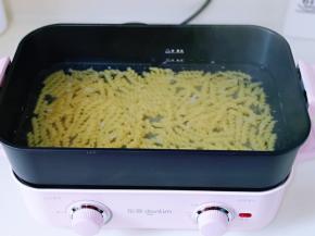 另起锅烧开水，煮螺旋面，水开后下螺旋面，大约煮了3分钟，煮熟捞出淋干水分装盘。