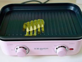 煎盘上加入黄油加热至融化。