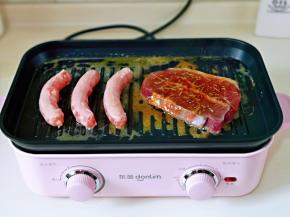 黄油融化后加入腌制好的牛排，香肠。