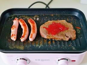 待牛排煎至自己喜欢的成熟口感时加入番茄酱，酱料也冷根据个人喜欢任意调换。