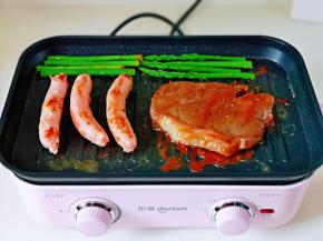 再把焯水的芦笋放入煎盘中，我牛排煎了8分熟。