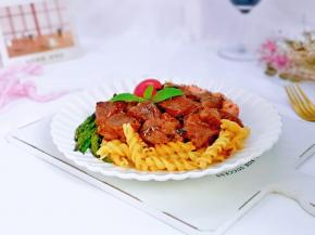 把煮熟的意面装盘，把煎好的牛排切成牛肉粒，盖在意面上。