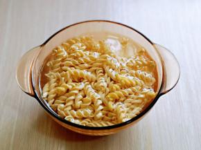 首先将螺旋意面冷水泡软。(这样比较容易煮熟)