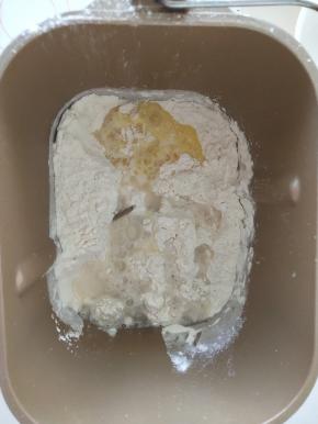 将除黄油外所有面团材料放入面包机揉面。

