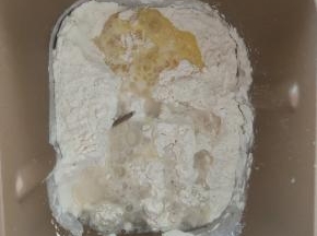 将除黄油外所有面团材料放入面包机揉面。
