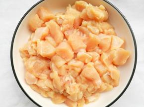 鸡胸肉洗净，沥干水分，切成2cm-3cm宽的小块。