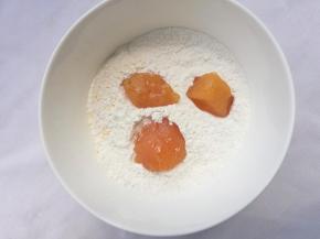 .鸡蛋搅散成蛋液，面包糠，淀粉分别倒入盘中，将腌好的鸡块滚一圈淀粉。