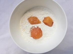 .鸡蛋搅散成蛋液，面包糠，淀粉分别倒入盘中，将腌好的鸡块滚一圈淀粉。