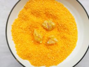 滚一圈面包糠。