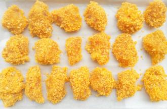 摆入铺上油纸的烤盘。