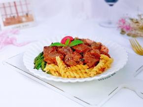 芦笋，香肠一起摆盘，小番茄装饰在上面。