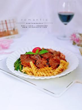 来一杯红酒，可以美美的享用啦！浪漫的午餐。