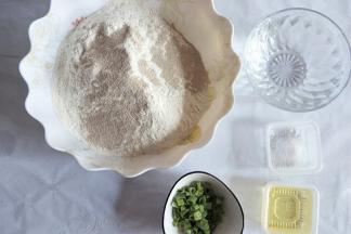 准备食材，葱切葱花待用