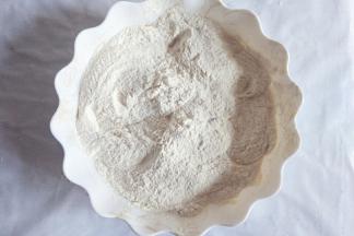 面粉中加入酵母搅拌均匀