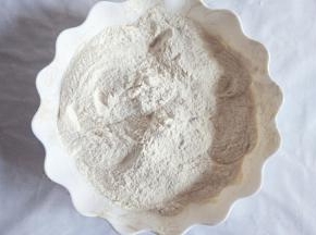 面粉中加入酵母搅拌均匀