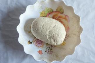 揉成面团盖保鲜膜醒发30分钟(夏季)