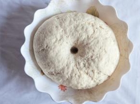 面团醒发至原来的2倍左右，手指戳个洞不回缩即可