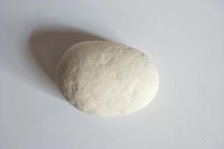 把面团揉搓排出空气，可撒适量干面粉防粘