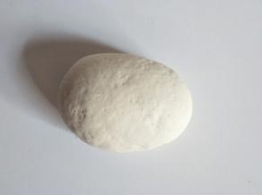 把面团揉搓排出空气，可撒适量干面粉防粘