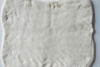 把面团擀成长方形薄饼，厚度约3mm左右