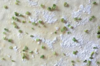 均匀刷一层玉米油、撒盐、干面粉、葱花