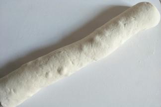 从一头卷起，卷紧一些。