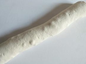 从一头卷起，卷紧一些。