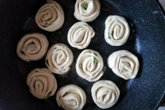 平底锅开小火倒入玉米油，把油卷放入，可盖锅盖。