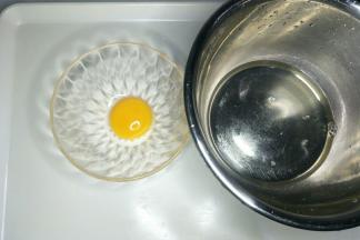 鸡蛋蛋黄蛋清分离，蛋清放在无水无油的盆中待用。