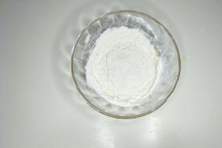 过筛加入低筋面粉和泡打粉