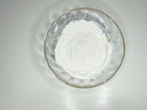 过筛加入低筋面粉和泡打粉