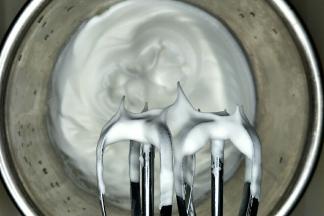 蛋清中加入柠檬汁和白砂糖，用手持电动打蛋器低速打发至打蛋器提起蛋白呈小弯尖状态。