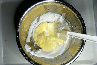 把蛋黄糊倒入剩余蛋白中翻拌均匀