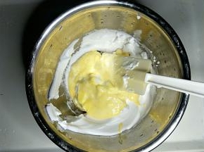 把蛋黄糊倒入剩余蛋白中翻拌均匀