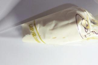 把松饼糊装入裱花袋