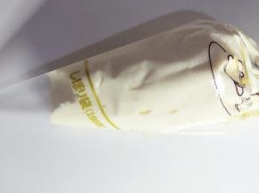 把松饼糊装入裱花袋