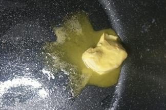 平底锅开小火，擦一层黄油