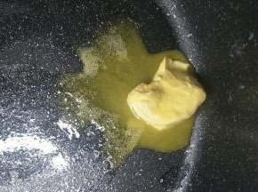 平底锅开小火，擦一层黄油