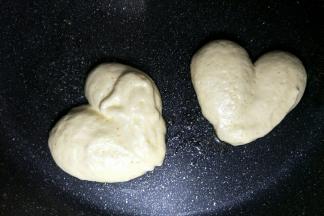 把蛋糕糊挤在平底锅中，挤出心形模样，锅边淋一点清水盖锅盖5分钟左右。
