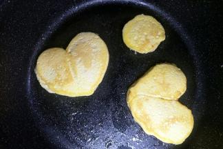 烙至金黄后翻面，再淋一点清水，盖锅盖5分钟左右。烙至两面金黄熟了即可。