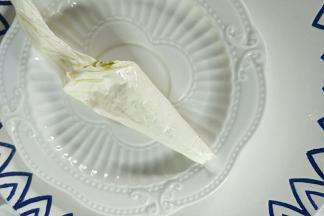 打发奶油或老酸奶装入裱花袋