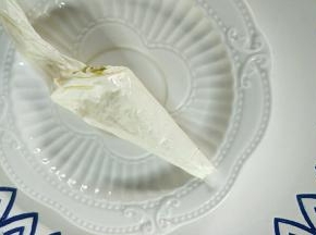 打发奶油或老酸奶装入裱花袋