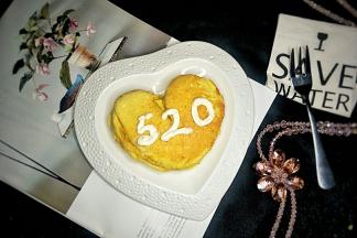 在松饼上挤出520图案