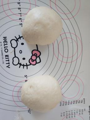 分割成2个小面团，滚圆盖保鲜膜松弛15分钟。
