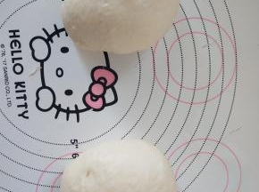 分割成2个小面团，滚圆盖保鲜膜松弛15分钟。
