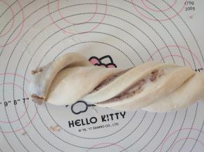 然后拧成麻花型
