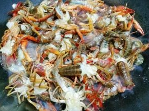 放入处理干净的小龙虾，翻炒均匀，放入料酒、生抽、蚝油，白糖，炒出香味。
