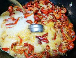 中火焖8分钟。大火收汁。加入葱炒匀。